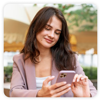 Persona usando móvil